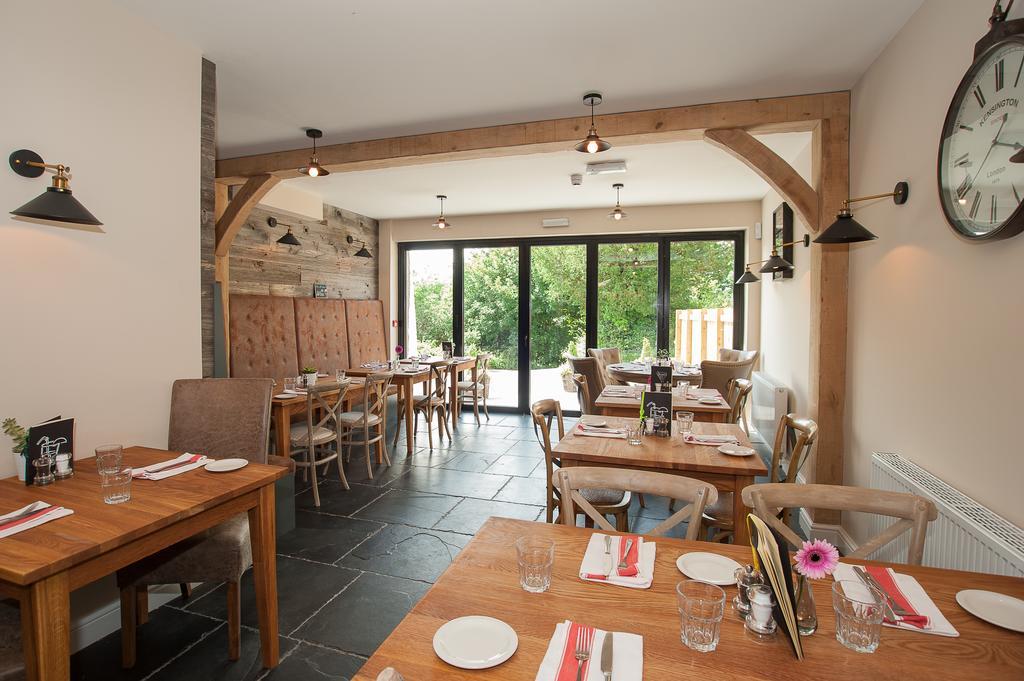 Отель The Hare And Hounds, Levens Экстерьер фото